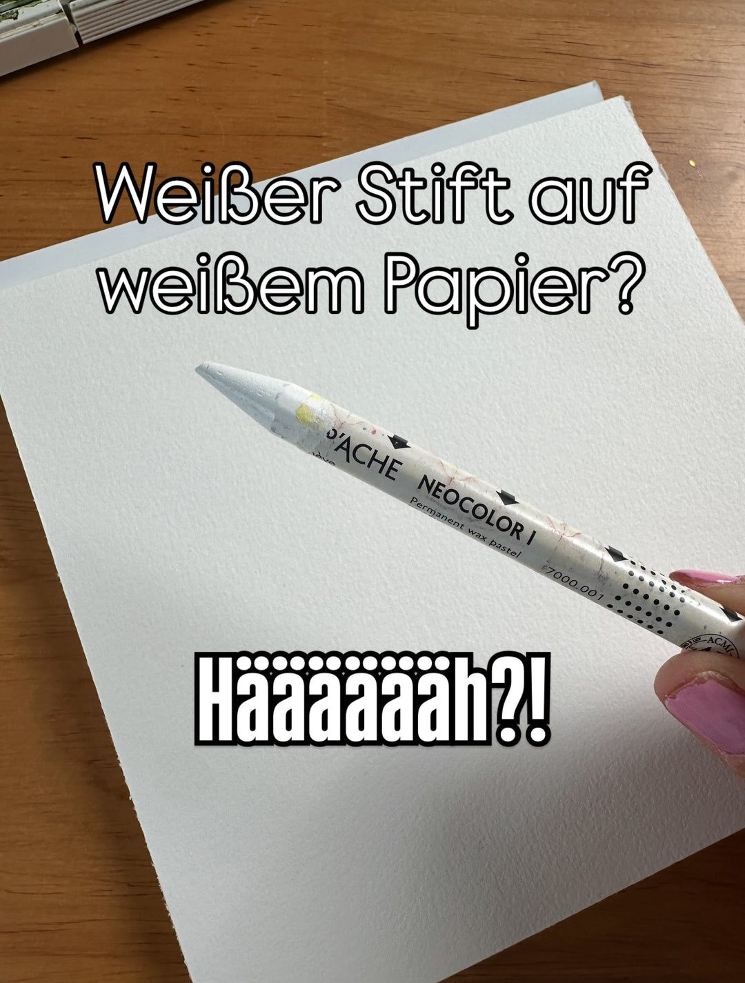 Weiß auf Weiß malen mit dem Neocolor I – Aquarellfarbe perlt von den weißen Wachslinien ab