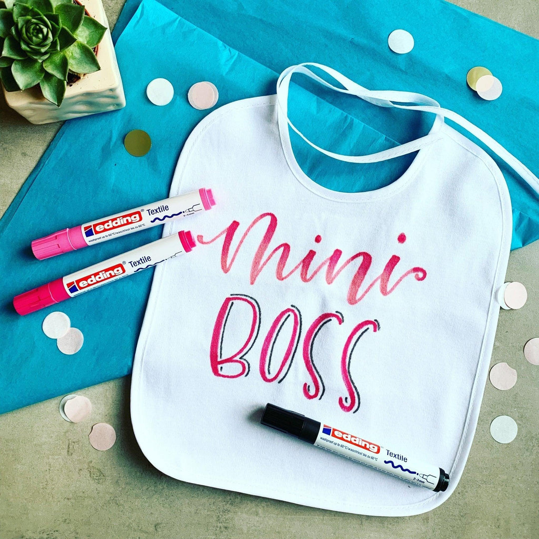 Welcome Baby! Lettering auf Latz und Strampler für Babys | Stifteliebe