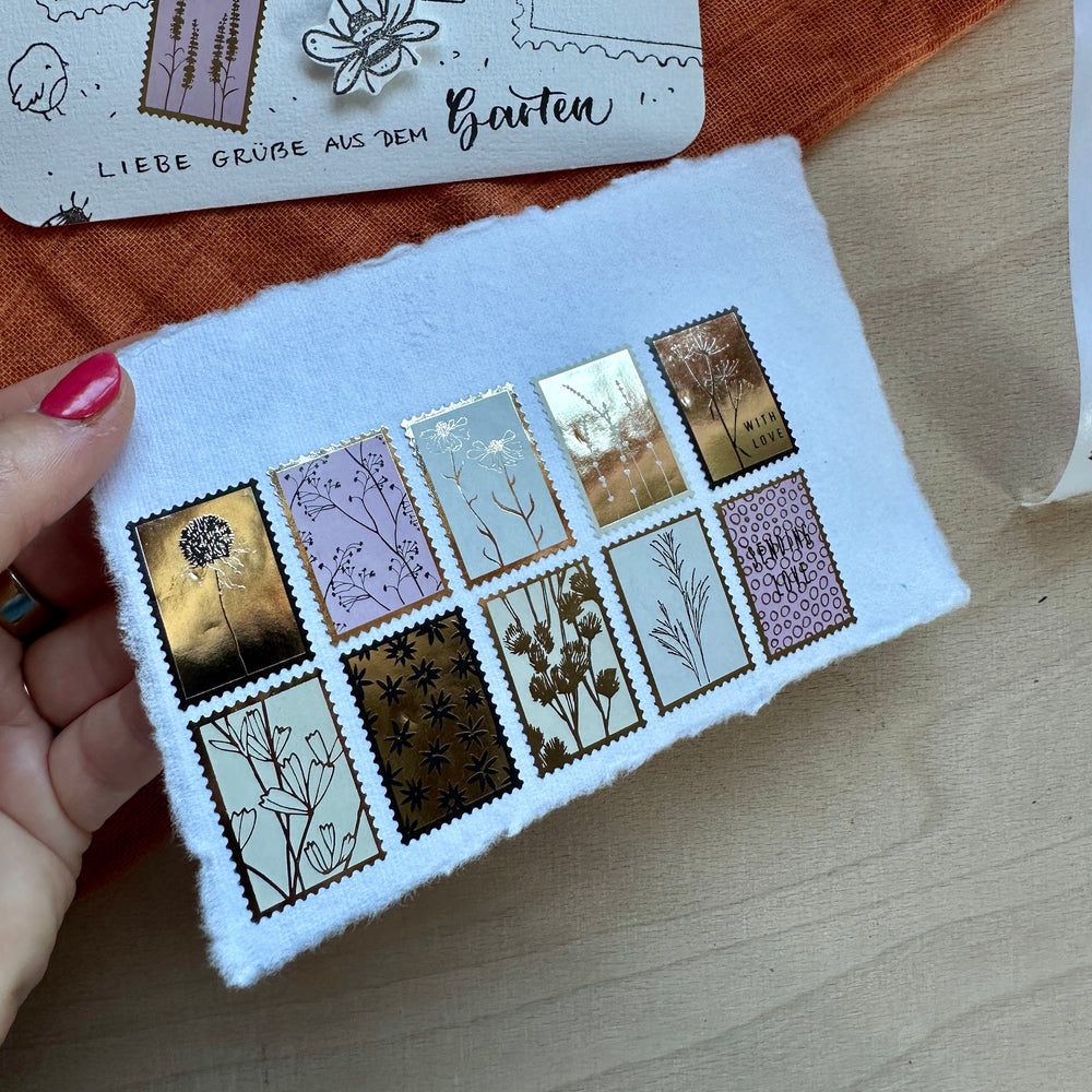 Mini Sticker Briefmarken Blumen von Paper Poetry auf der Rolle, mit Goldfolie veredelt
