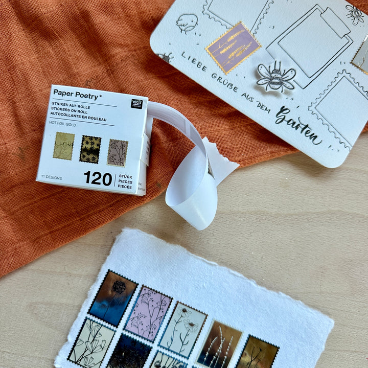 Briefmarken Sticker mit Blumen und Gräsern in Beige und Rosa, Hot-Foil-Veredelung in Gold, 2,2 x 3,2 cm