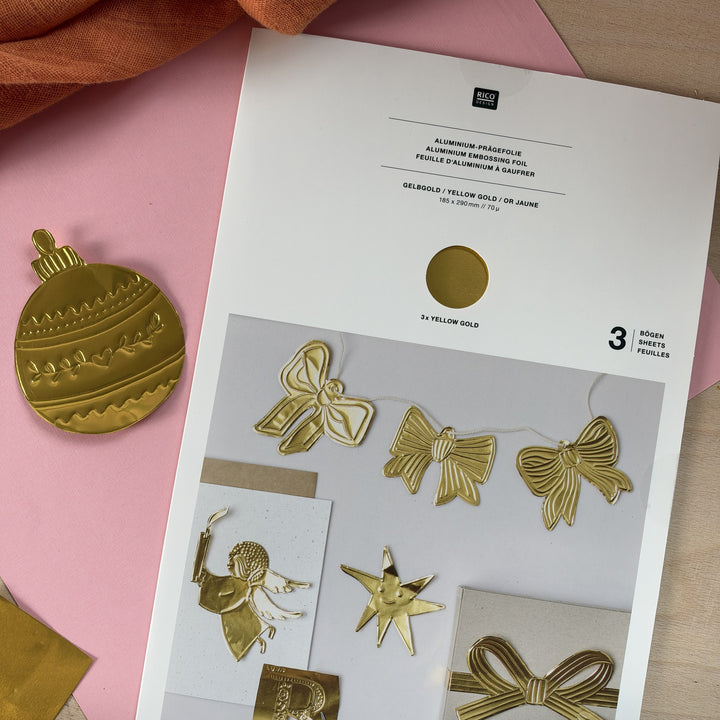Prägefolie Gelbgold von Rico Design mit geprägten Motiven